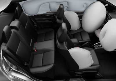 7 airbags: frontales (x2), laterales (x2), de cortina (x2) y de rodilla (conductor).