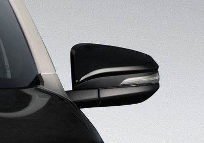 Espejos retrovisores negros con regulación y rebatimiento eléctrico, guiño incorporado y desempañador.